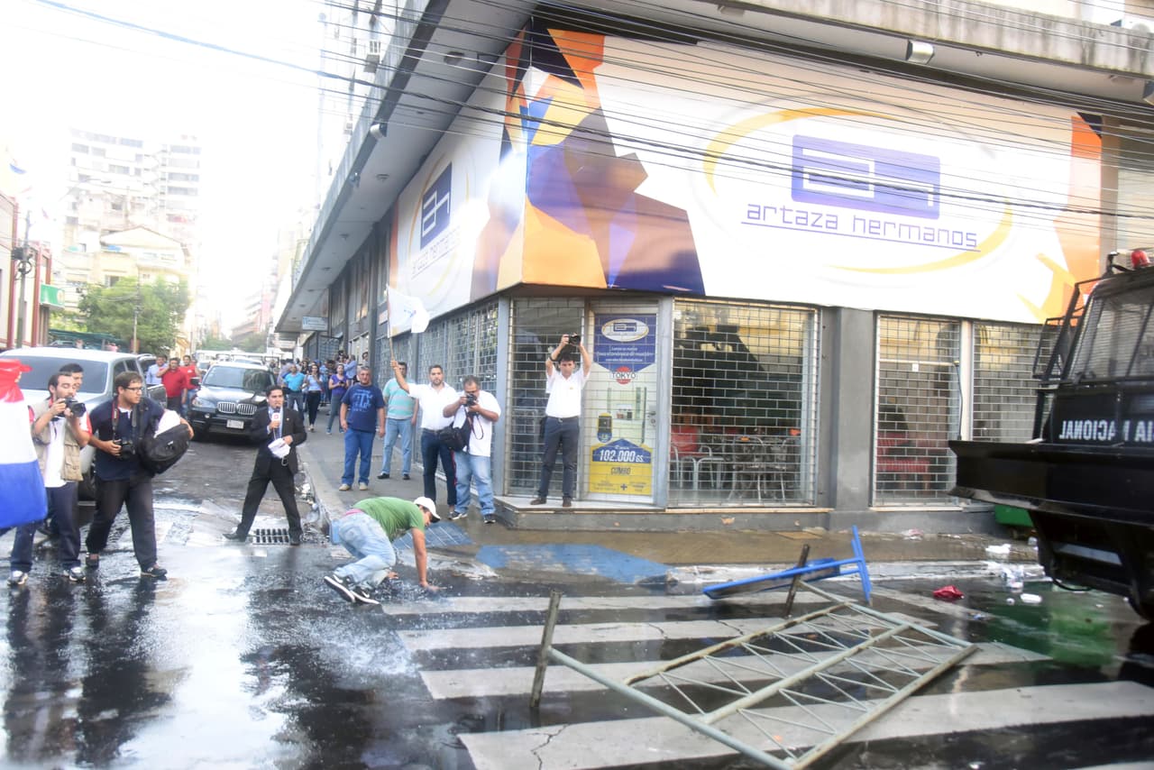 Los agentes policiales antimotines también utilizaron carros hidrantes para dispersar a los manifestantes.