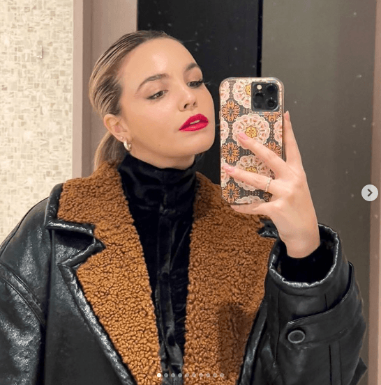 A sus 22 años, la joven no sólo conquista a los internautas con sus diversos programas como ‘Pretty Little Liars’, también ha destacado como escritora del libro ‘Losing Brave’, que realizó en coautoría con Stefne Miller.