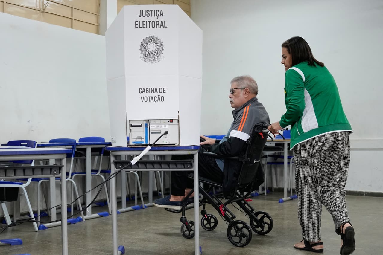 Muchos acuden a las urnas bajo la sombra de una creciente criminalidad. El temor es especialmente intenso en Bahía, el estado más violento del país y bastión del presidente Lula. También es elevado en Río de Janeiro, estado natal de Flávio Bolsonaro, donde grupos criminales han azotado a las comunidades durante décadas. Los votantes exigen una acción federal decisiva.