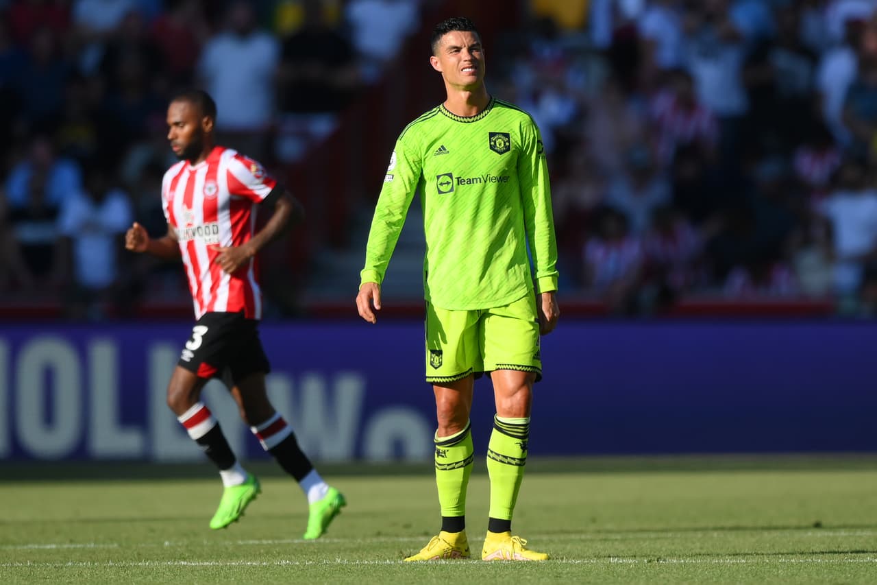 Brentford goleó 4-0 al Manchester United en la Jornada 2 con goles de Josh Dasilva, Mathias Jensen, Ben Mee y Bryan Mbeumo; su primera victoria sobre los Red Devils desde 1938.