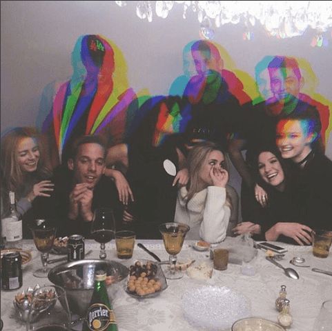 Apenas hace unos días se dio a conocer que este par de enamorados sí están saliendo juntos.