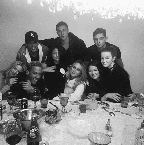 En las redes sociales de sus amigos se encontraron un par de imágenes en las que se les ve compartiendo y pasándola increíble.