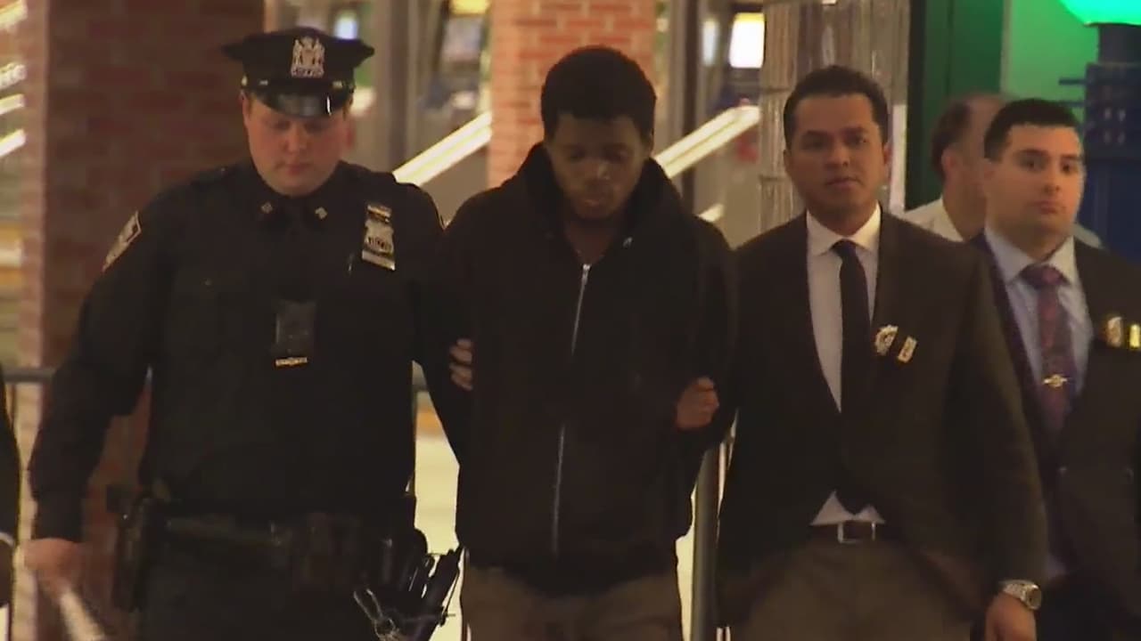 Arrestan al sospechoso de empujar brutalmente a una mujer contra un metro en Brooklyn