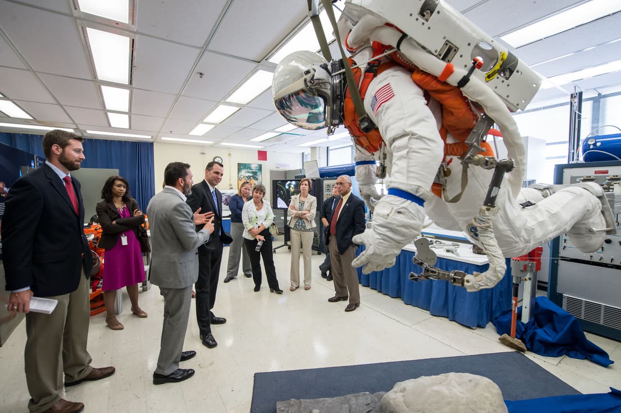 En 2014 dándole una visita guiada del centro en Houston a Charlie Bolden, el administrador de la NASA.