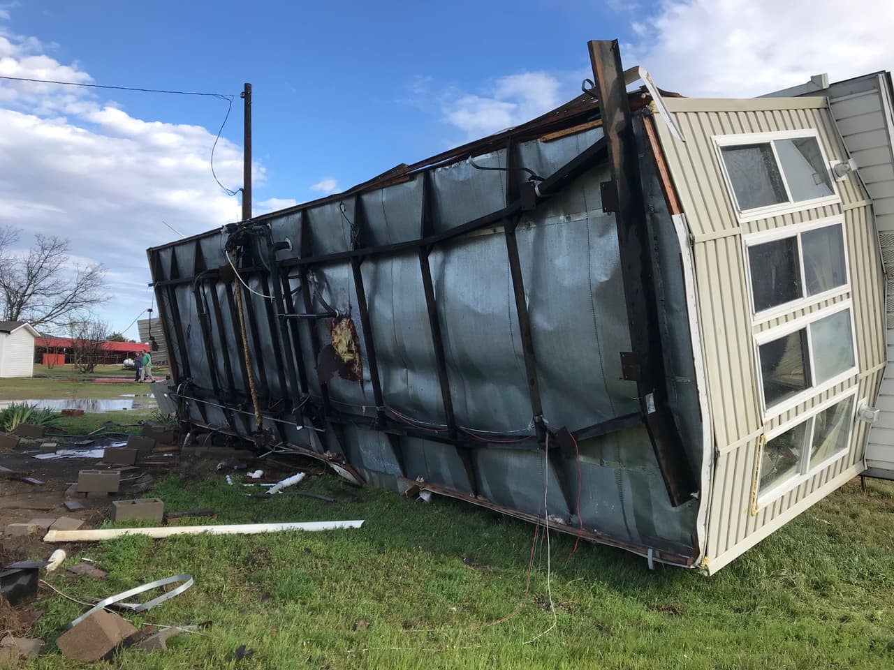El viento logró virar la casa de la señora Kim Howell en el condado de Johnson.