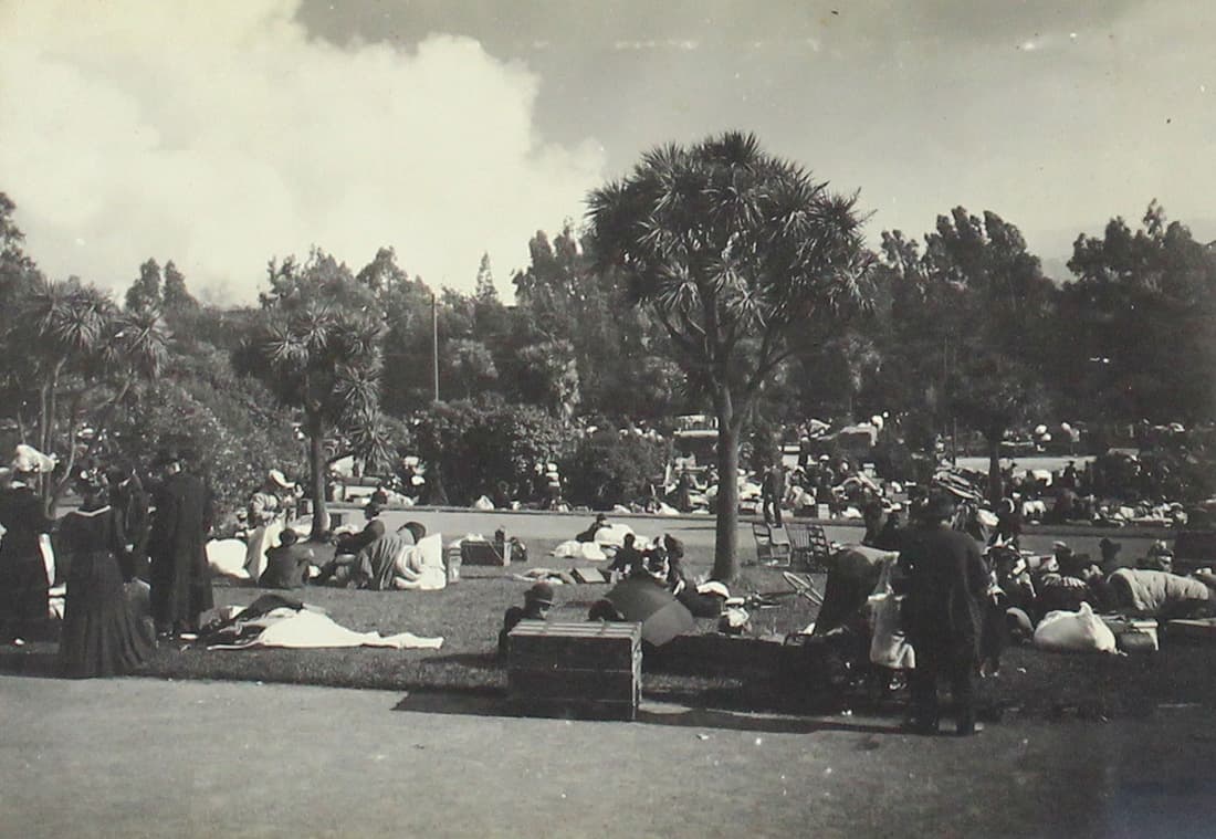 Familias desamparadas llevan sus pertenencias a un parque público.