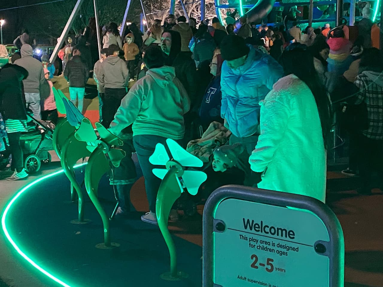 En el parque podrán encontrar una esfera futurista de 27 pies, tirolinas y asientos luminosos; además, le da la bienvenida a todos con un enorme letrero de colores. El innovador lugar incluye tanto un área principal para juegos como un espacio cerrado pensado especialmente para los más pequeños.