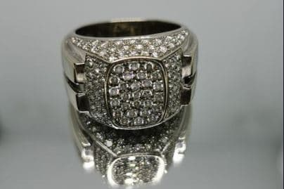 Las piezas, que en conjunto forman un total de 148 lotes, fueron expuestas este domingo al público en general en el Complejo Cultural de Los Pinos (antes la residencia oficial) y 
<b>se mantienen en resguardo de elementos de la Policía Federal y la Secretaría de la Defensa Nacional</b>. La fotografía muestra un anillo en oro blanco con 113 incrustaciones de diamante, con un precio inicial de 26,600 pesos (1,394.88 dólares).