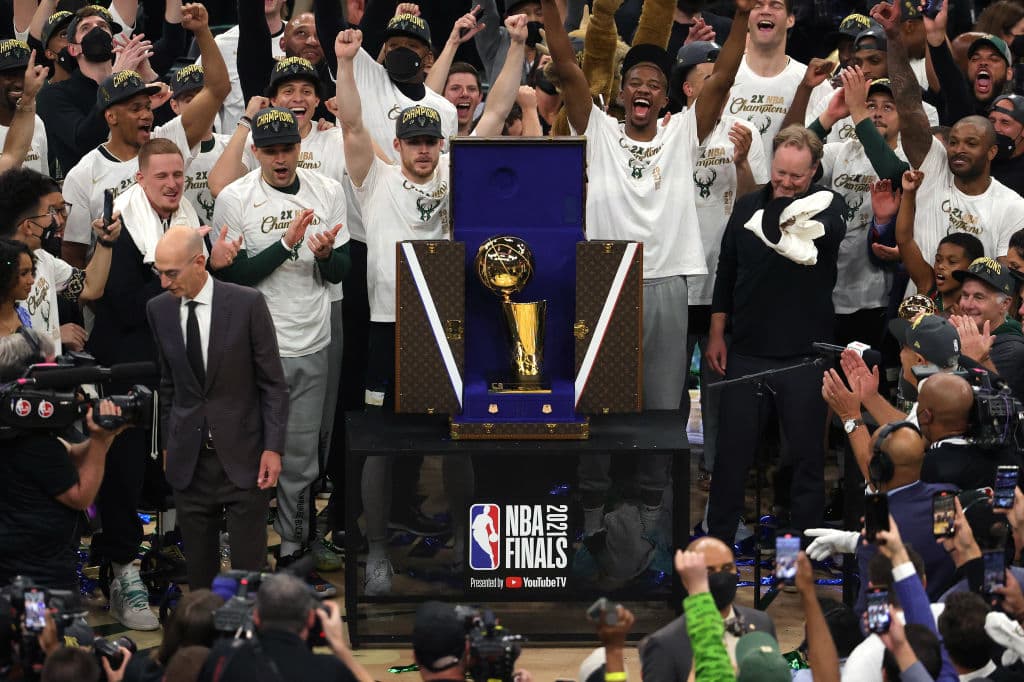 Los Bucks consiguen su segundo título y rompen la sequia desde 1971 sin un título.Milwaukee tuvo que venir de atrás de una desventaja de 0-2 y terminaron llevandose el título en el sexto juego con un total de 4 juegos ganados contra 2 de Phoenix.