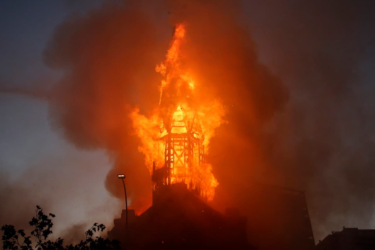 La Asunción, una iglesia católica cercana al centro de las protestas pacíficas, fue consumida por gigantescas llamas que envolvieron el edificio y quemaron por completo su cúpula y el campanario.