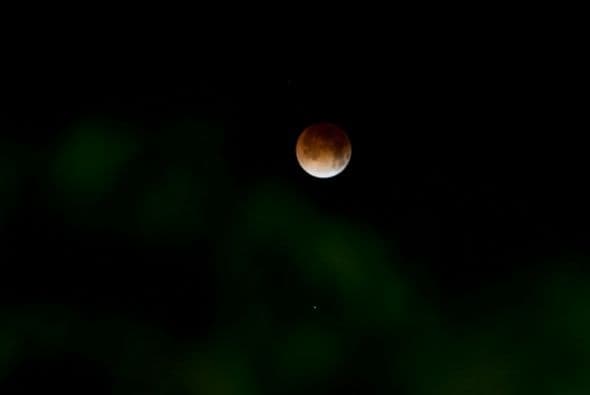 Así lució la luna roja en El Salvador.