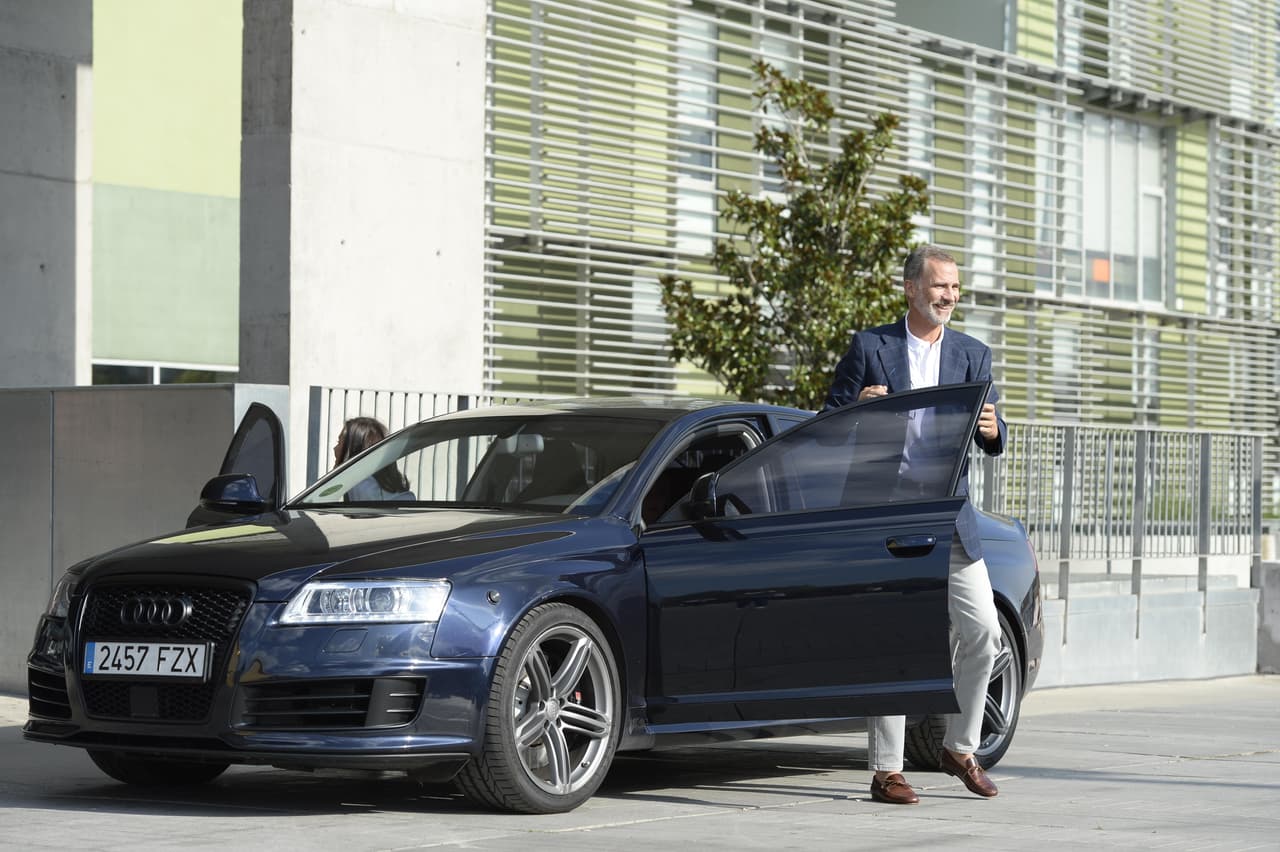 <b><a href="https://www.univision.com/noticias/viva-espana-viva-el-rey-felipe-es-proclamado-video/embed" target="_blank">Afirmó que su padre "ha comido bien"</a></b> y sobre su regreso a casa dijo que "eso es cuestión de los médicos".