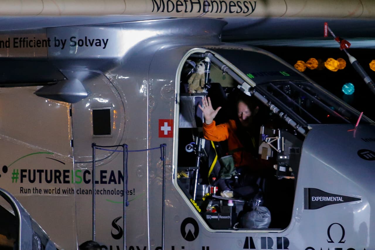 Misión cumplida, André Borschberg al detener el Solar Impulse 2 en el JFK.
