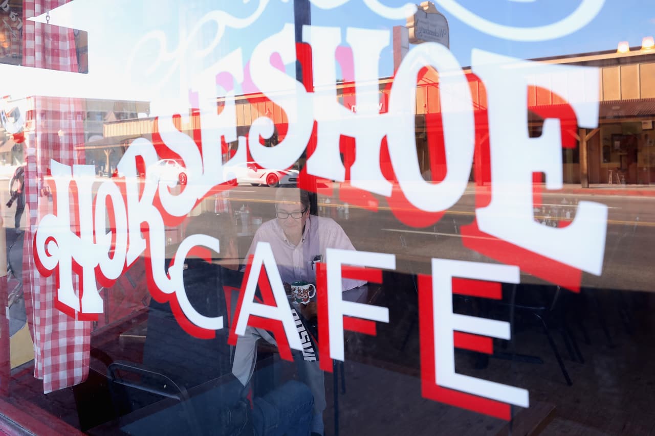 Debbie Thompson decidió reabrir el viernes su pequeño café Horseshoe