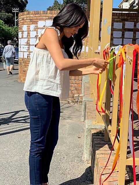 De acuerdo con 
<b><a href="https://pagesix.com/2019/09/28/meghan-markle-visits-memorial-to-murdered-south-african-teen/">Page Six</a></b>, la duquesa escribió un mensaje en xhosa (una de las lenguas que se hablan en Sudáfrica)
<b> </b>en un listón amarillo que colocó en el monumento dedicado a 
<b>Uyinene Mrwetyana. </b>Según
<b> <a href="https://www.thesun.co.uk/fabulous/10080340/meghan-markle-tribute-trophy-hunters-south-africa/" target="_blank">The Sun</a>, </b>la joven de 19 años fue brutalmente torturada, violada y luego golpeada hasta la muerte en una oficina local de correos.