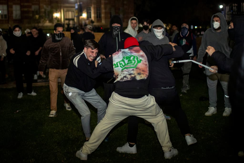 Choques entre manifestantes propalestinos y a favor de Israel. (AP Photo/Ethan Swope)