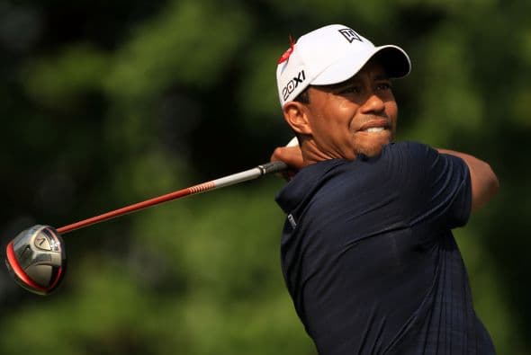 1. TIGER WOODS- Tras el accidente automovilístico que vivió en noviembre de 2009 y los escándalos de infidelidad que salieron a la luz luego del percance, el golfista no ha podido ganar torneos o firmar nuevos acuerdos con patrocinadores; sin embargo, se mantiene activo con los socios más valiosos: Nike y Electronic Arts, ambos con Wood como personaje central. El deportista de 35 años se sigue colocando como el mejor pagado del mundo gracias a que recibe en promedio $75 millones anuales, $50 millones menos que hasta hace dos años.