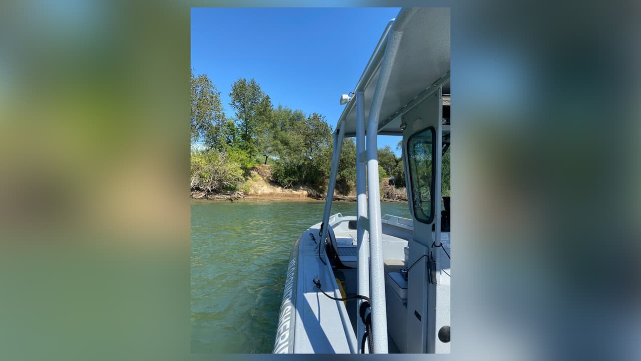 Buscan un hombre que desapareció luego de entrar al río Sacramento para salvar a su hermano menor