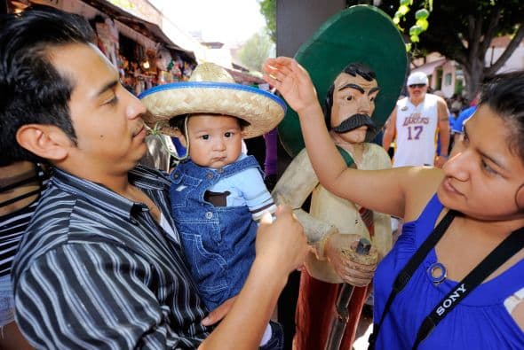 Los chicanos luchan por hacerse de un lugar en una sociedad que les ha sido hostil de una u otra manera.