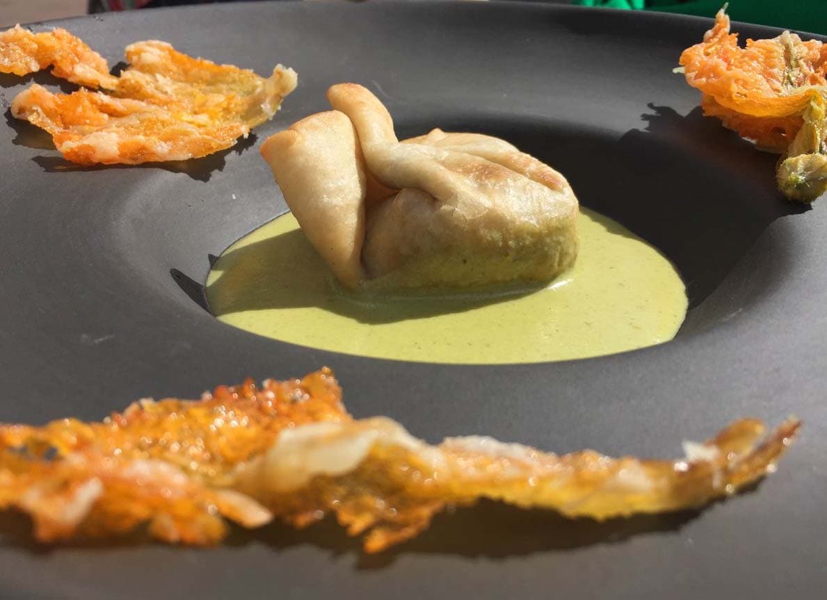 Si lo que buscas es impresionar a esa persona especial, los costalitos de huitlacoche en crema de chile poblano los impactará con su maravilloso sabor.