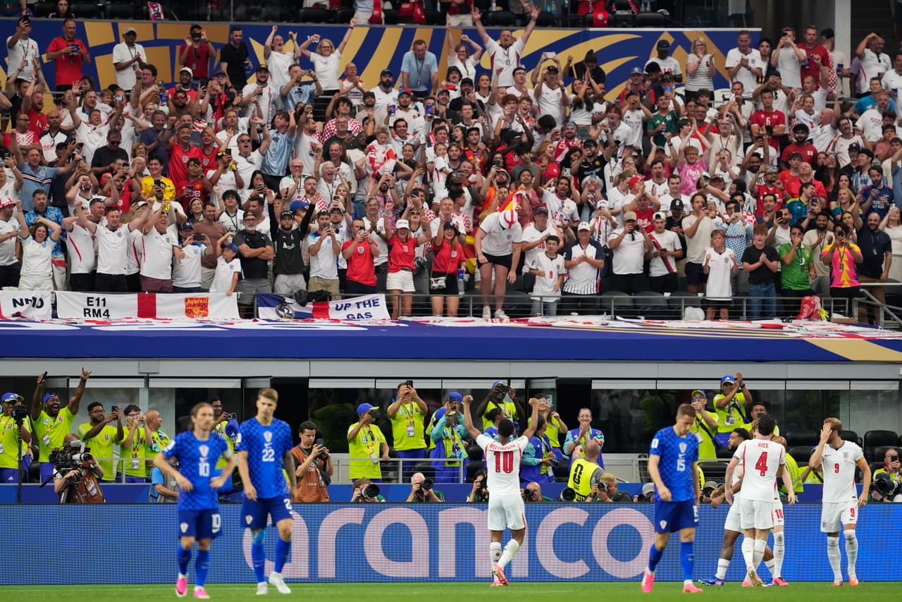 El inglés Jude Bellingham (10) celebra el tercer gol de su equipo durante el partido de fútbol del Grupo L de la Copa del Mundo entre Inglaterra y Croacia en Arlington, Texas.