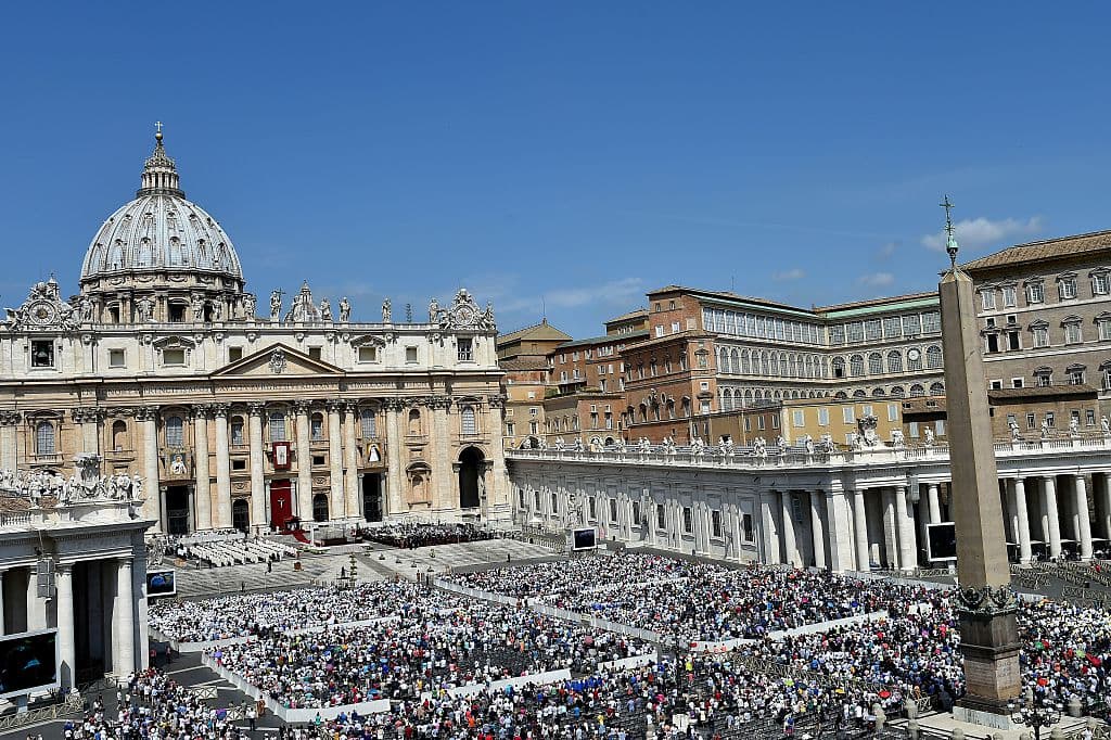 <h2 class="cms-H2-H2">La figura de los antipapas</h2>
<br>
<br>Un antipapa ha sido históricamente un hombre que reclama ser el papa legítimo. El primer antipapa reconocido fue Hipólito de Roma en el siglo III, enfrentado al papa Calixto I. El último antipapa significativo fue Félix V, elegido en 1439 durante el Concilio de Basilea, y renunció en 1449 tras el fin del Cisma de Occidente. 
<br>
<br>Foto: la Plaza de San Pedro, en la Ciudad del Vaticano, centro mundial del poder de la Iglesia católica.
