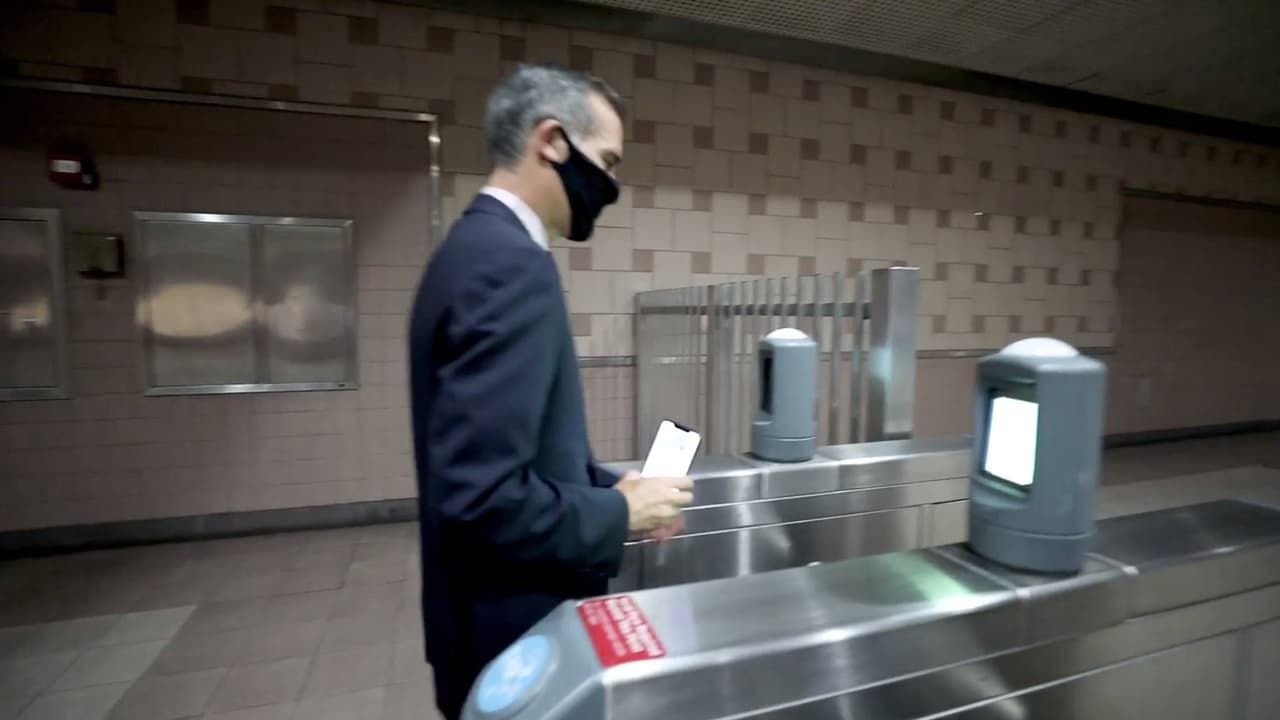 “Tenemos que eliminar las barreras entre nuestro sistema de transporte y nuestros trabajadores esenciales, héroes de primera línea, hogares más afectados y angelinos de todos los vecindarios, comunidades y códigos postales. Esto siempre es importante, pero aún más crítico en esta crisis actual ”, dijo el alcalde Garcetti.