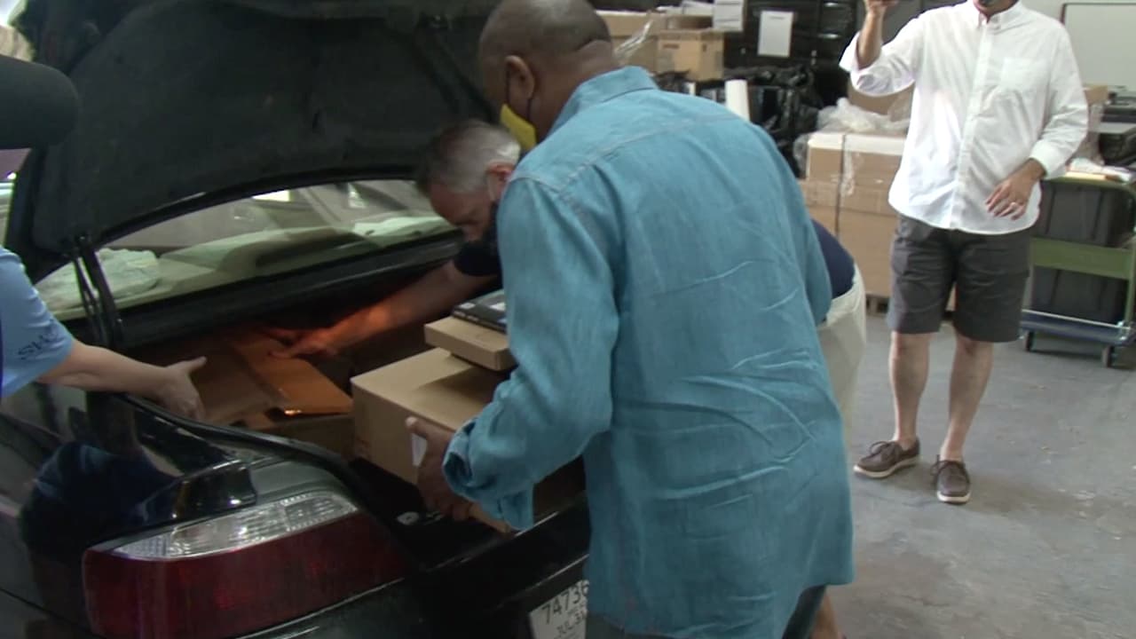 Así como a padres que están trabajando desde casa para mantener el distanciamiento social y evitar la propagación del 
<b><a href="https://www.univision.com/local/houston-kxln/hispanos-siguen-siendo-los-mas-afectados-por-el-coronavirus-en-el-condado-de-harris-video">covid-19. </a></b>