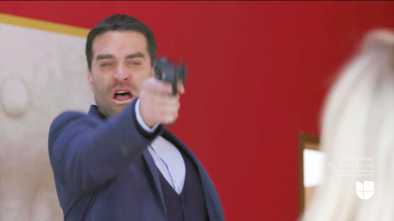 Cegado por los celos, siguió tirando ante la mirada incrédula de Lucía.