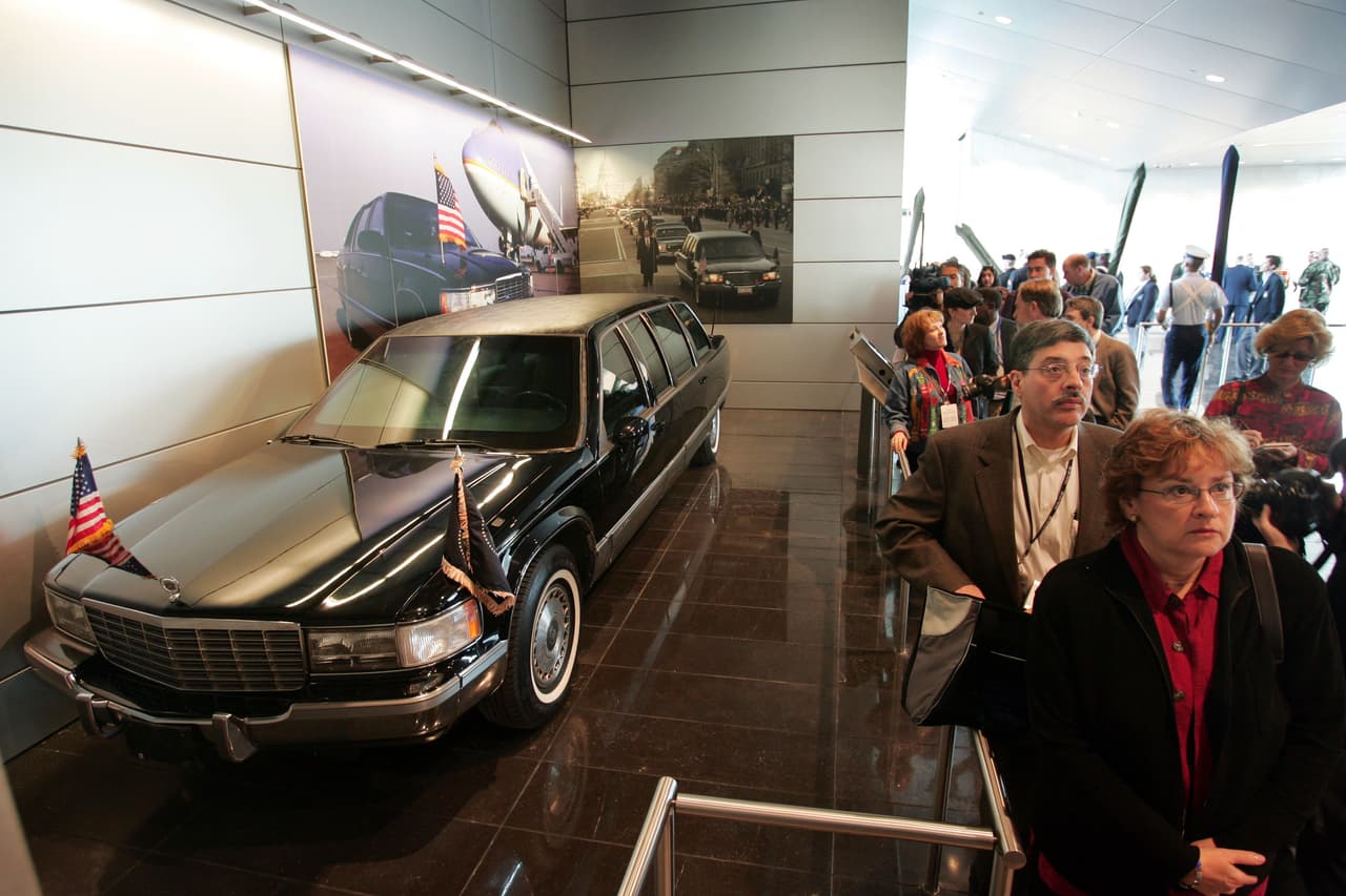 Aunque Bill Clinton salió de la Casa Blanca hace casi dos décadas, los secretos de su limusina presidencial aún son celosamente guardados. El personal de su librería presidencial en Little Rock, Arkansas -donde hoy descansa un ejemplar del vehículo- está autorizado para lavarla, pero no para mucho más. Tan solo 
<b>para abrir una de sus puertas</b> requieren de la autorización de la oficina local del Servicio Secreto.