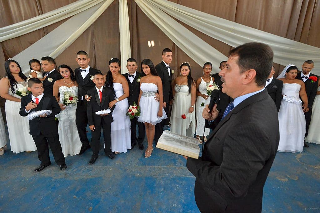 Las novias acudieron a la prisión acompañadas de algunos familiares.