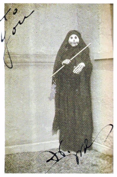 Desde antaño, las personas disfrutaban de Halloween y usaban disfraces espléndidos. ¡Ahora, retomamos la tradición y la gozamos como ellos!