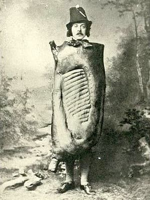 ¿O qué tal este otro, envuelto en algo que sólo él sabe qué es?