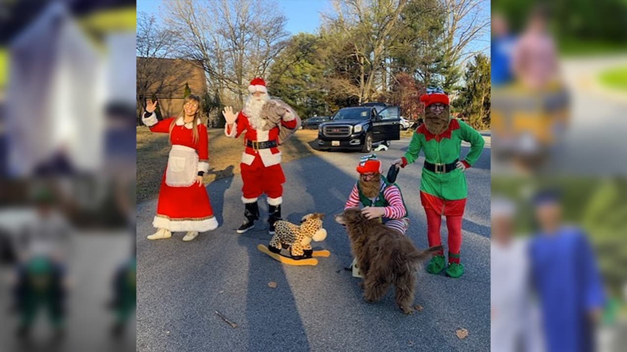 Los disfraces de temporada también atrajeron en ocasiones a vecinos que para la Navidad ya conocían las rutinas de Adam y Nick.