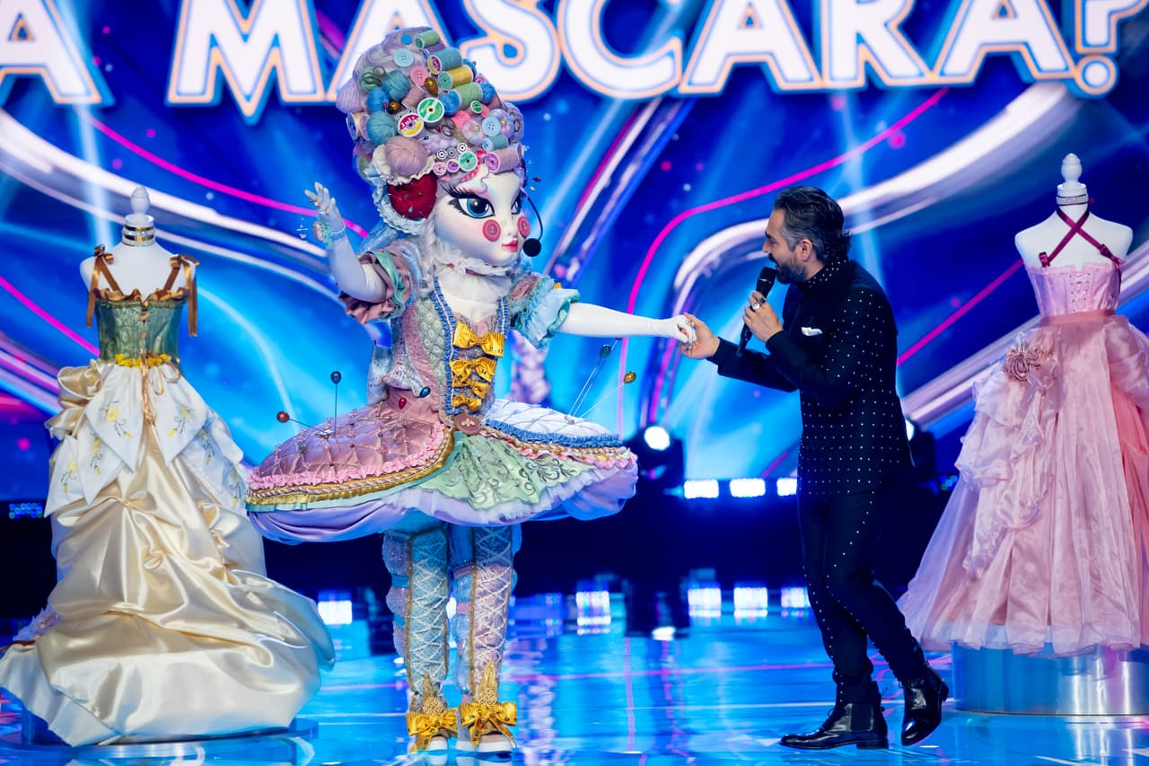 Su elegancia, voz y sentido de la moda hizo sospechar a los jueces de que detrás de su personaje se encontraban Violeta Isfel, Mariana Ochoa o Angelique Boyer.
<br>