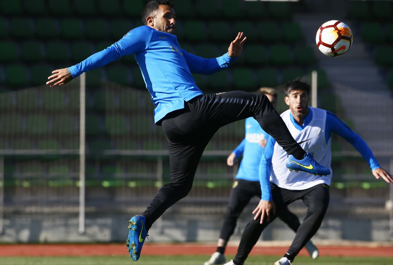 Uno de los que quizá noarrancará de titular es el delantero
<b> </b>Carlos Tévez
<b>,</b> quien jugó en el equipo de los supuestos reservas y falló un penalti durante la práctica.