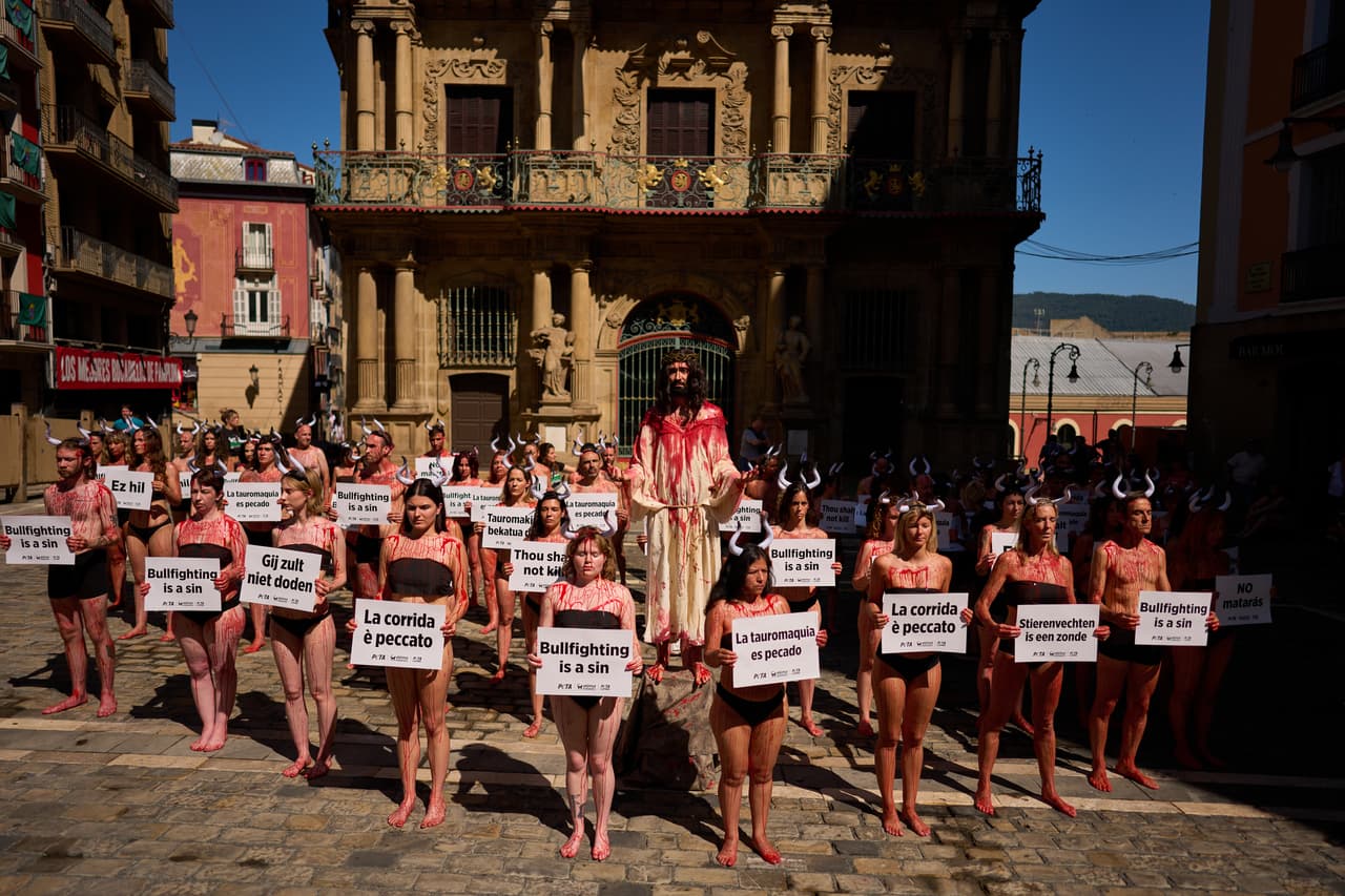 Tanto hombres como mujeres tienen el mismo mensaje de "La tauromaquia es un pecado" en diferentes idiomas para que su mensaje no solo quede en unos cuantos países