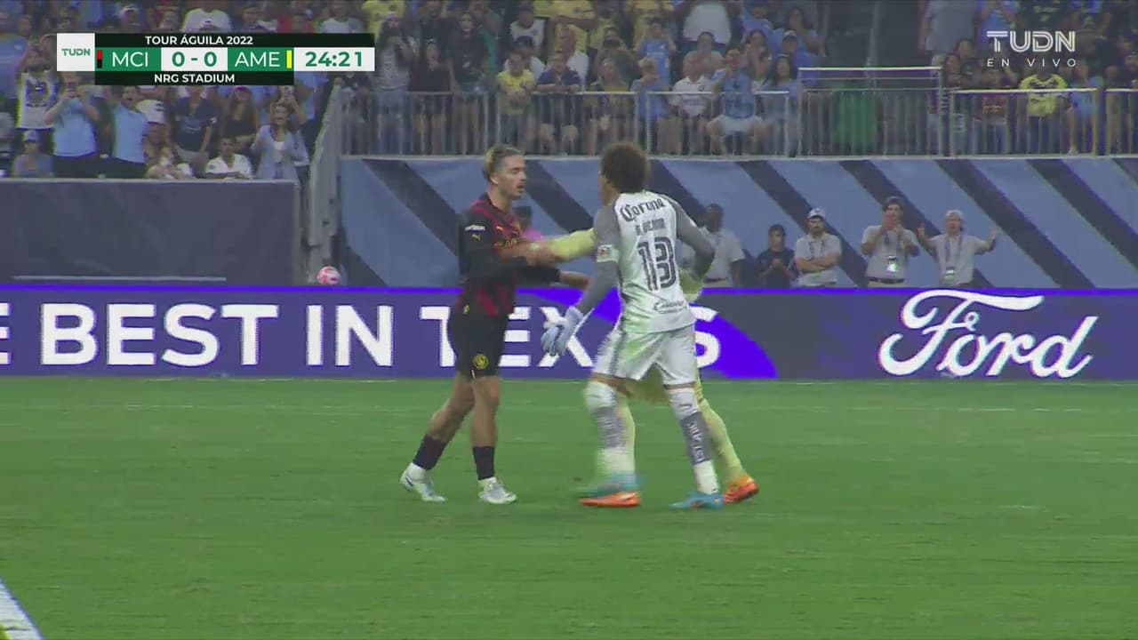 Ochoa le responde a Grealish en el partido de exhibición