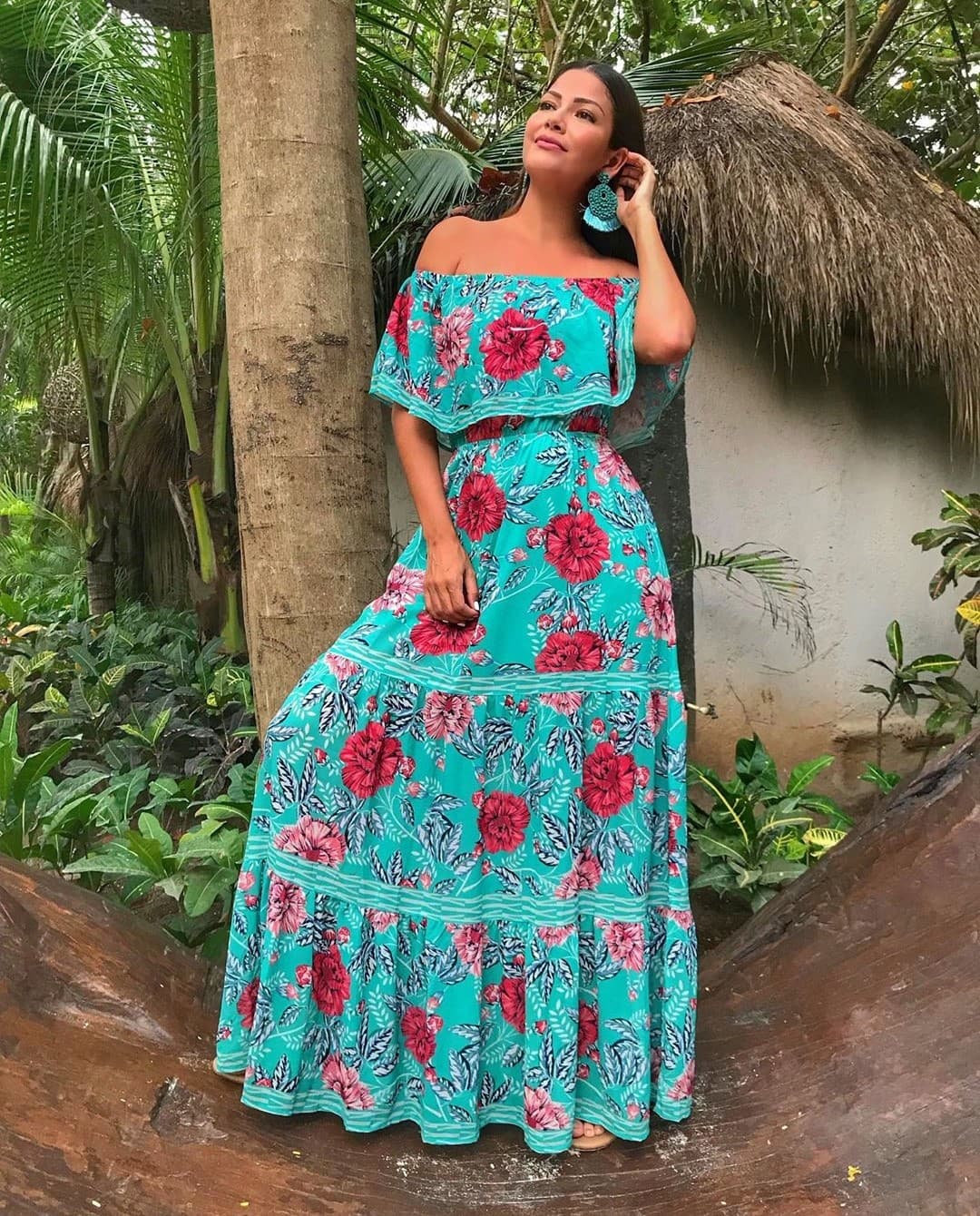 Durante sus vacaciones de primavera se fotografío con este hermoso vestido con hombros desnudos en color azul y rosa. La imagen alcanzó 41 mil corazones en Instagram y cientos de mensaje elogiando el vestido, y por supuesto a la modelo.