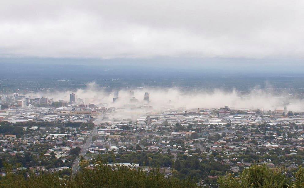 Más de 800 muertos y 18,000 heridos es la estimación que el Servicio Geológico Nacional hizo sobre un posible terremoto de gran magnitud sobre la Falla de Hayward. Tras la sacudida,
<a href="https://www.univision.com/local/san-francisco-kdtv/haywired-el-megaterremoto-con-potencial-de-causar-800-muertes-y-dejar-52-000-casas-en-llamas-en-california" target="_blank">casi 2,500 víctimas necesitarían ser rescatadas de entre los escombros</a> y otras 22,000 quedarían atrapadas en elevadores.