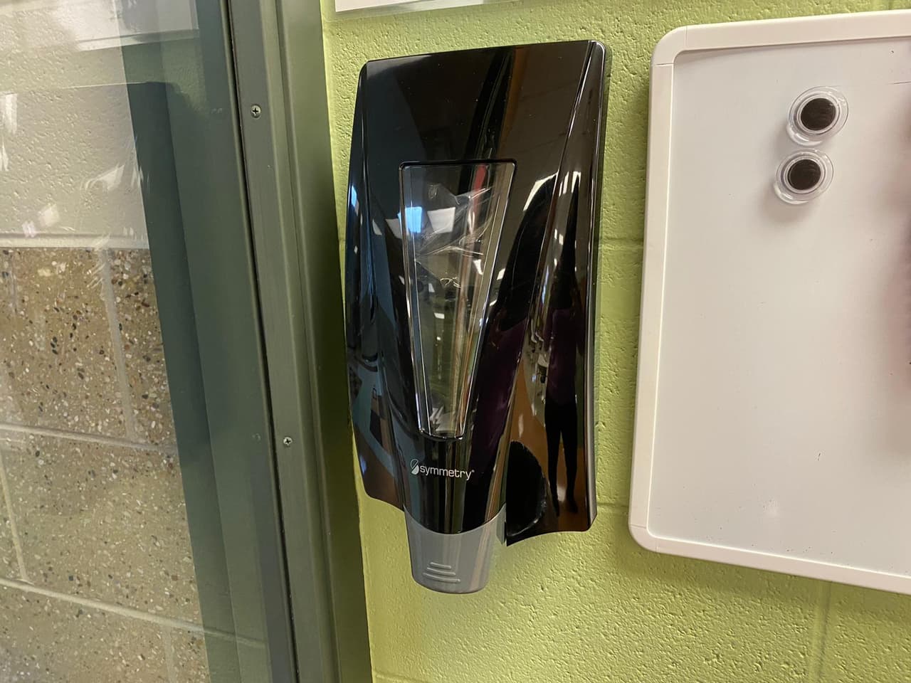 Estaciones para desinfectarse las manos en la escuela Theodore Roosevelt.