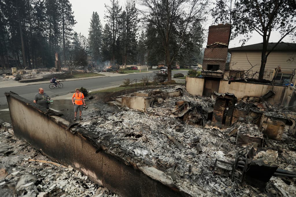 Infierno en el noroeste de EEUU: más de 65,000 evacuados y cientos de viviendas reducidas a cenizas por voraces incendios