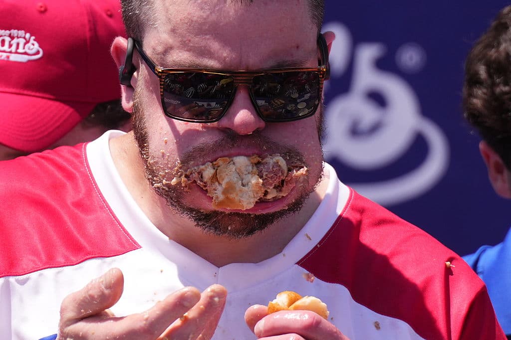 El año pasado, Patrick Bertoletti de Chicago ganó el título masculino al consumir 58 hot dogs.