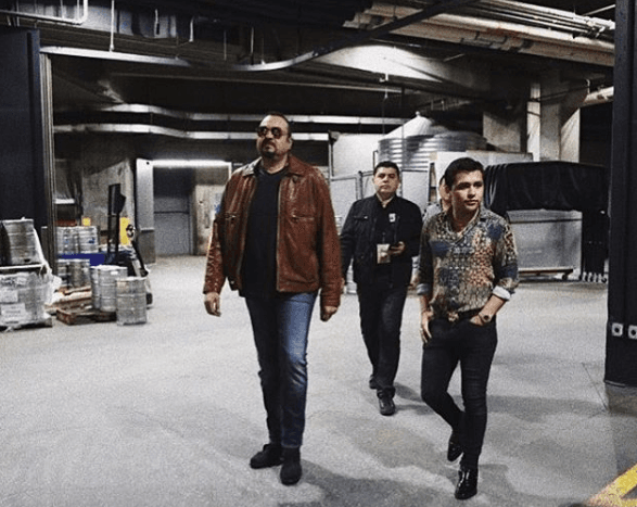 Al cantante le gusta codearse con los grandes y a principios de 2018 se unió al espectáculo de 'Jaripeo sin fronteras', al lado de Pepe Aguilar, show que se presentó con gran éxito en varias ciudades de Estados Unidos. Y ahora su mira se centra en su ídolo Marco Antonio Solís, con quien Nodal desea trabajar pronto, ya sea con una canción o en una gira.