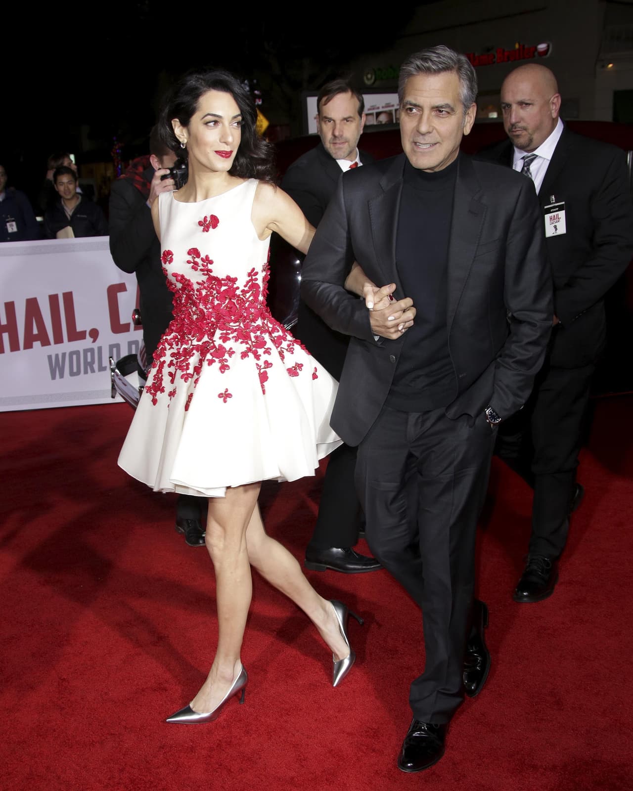 No se soltaron de las manos.