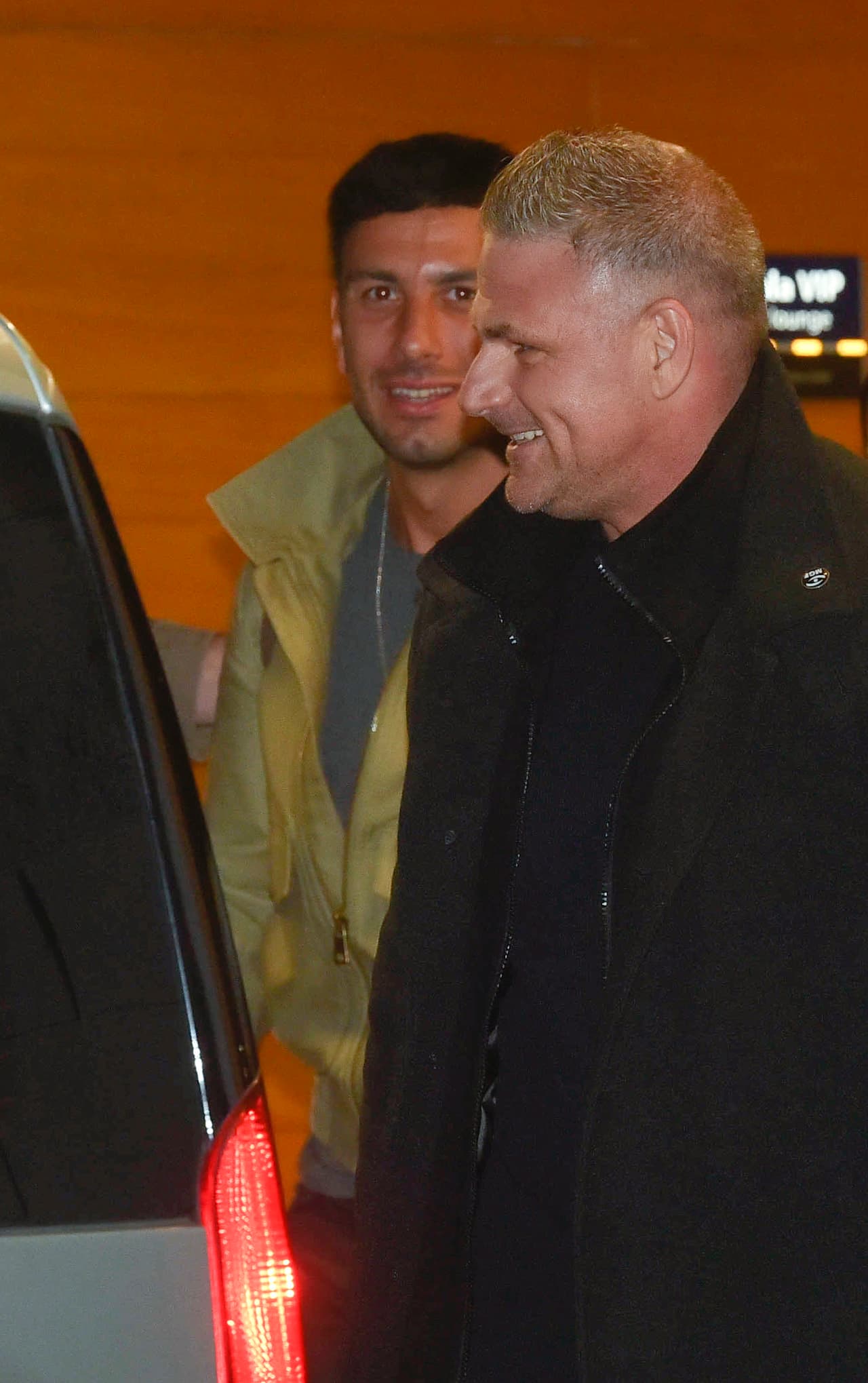 Sobre todo, porque justo atrás de él venía su pareja, Jwan Yosef.