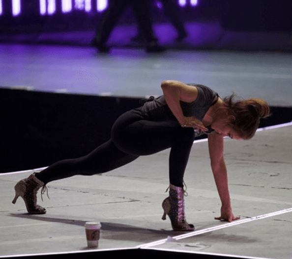 Ni cuando está ensayando deja de lucir bella, así se pone a trabajar para sus presentaciones en Las Vegas.