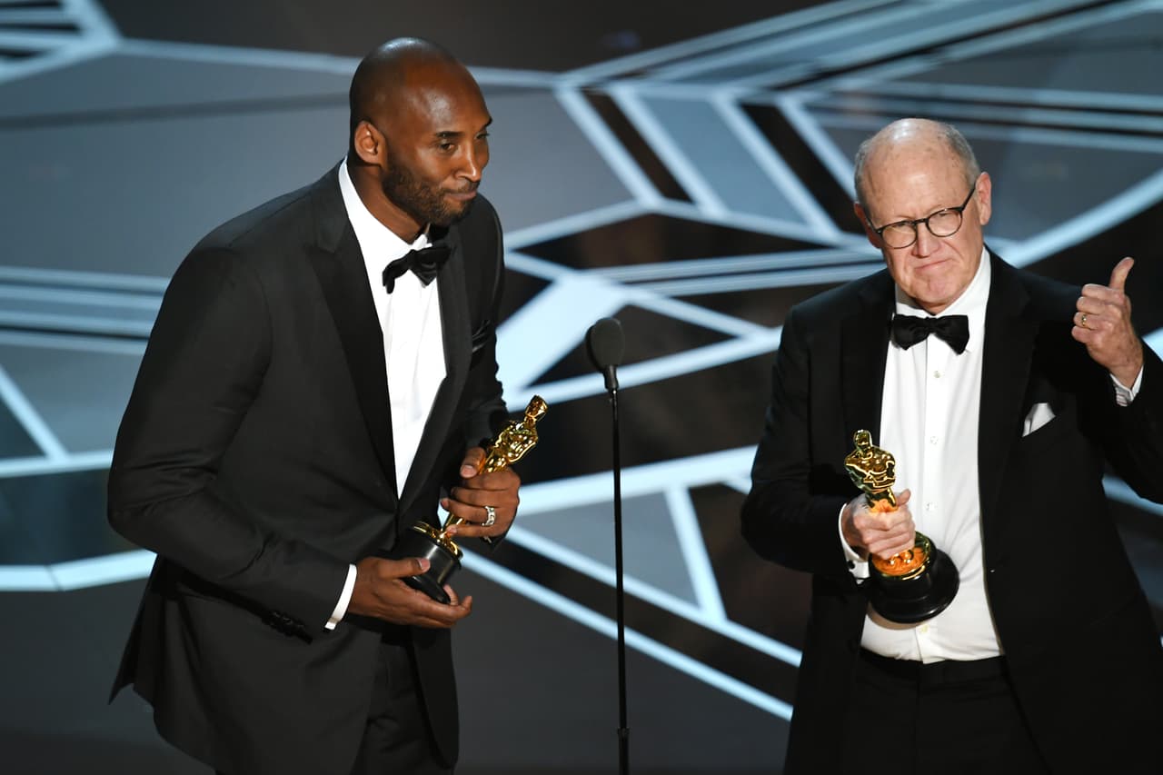 Kobe Bryant hizo historia también en el mundo del entretenimiento, cuando el pasado 4 de marzo de 2018 ganó junto a Glen Keane el Oscar al Mejor cortometraje animado por 
<b>'Dear Basketball'</b>. Esa victoria, con 
<b>un corto que él escribió y protagonizó,</b> lo convirtió en el único atleta afroestadounidense en ganar un premio Oscar.