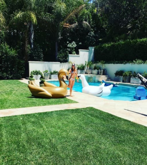 La bella colombiana posó bajo el sol al pie de la alberca, muy feliz por este momento en el que pudo relajarse por unas horas.