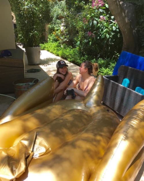 Y vaya que se divirtió al máximo, pues hasta compartió este momento con personas muy especiales. Eso sí, mira como se protege del sol con esa gorra. Ella sí que está ready!